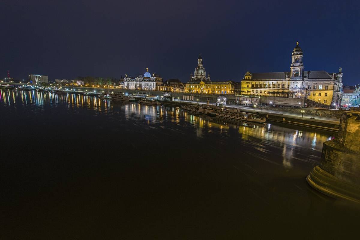 Nächtliche Skyline der Dresdner Altstadt an der Elbe