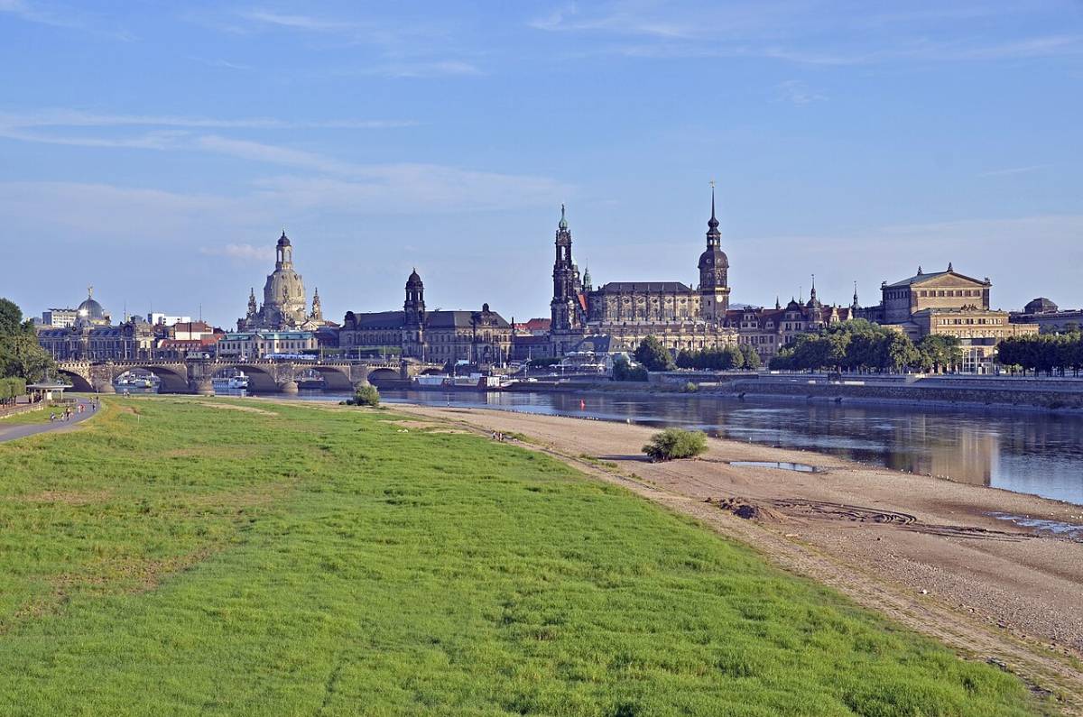 Dresdner Altstadt-Skyline von den Elbwiesen aus gesehen