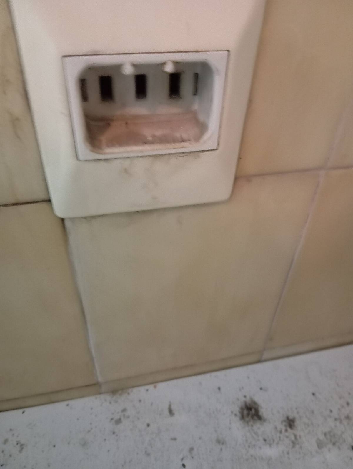 Herdanschlussdose an einer Küchenwand