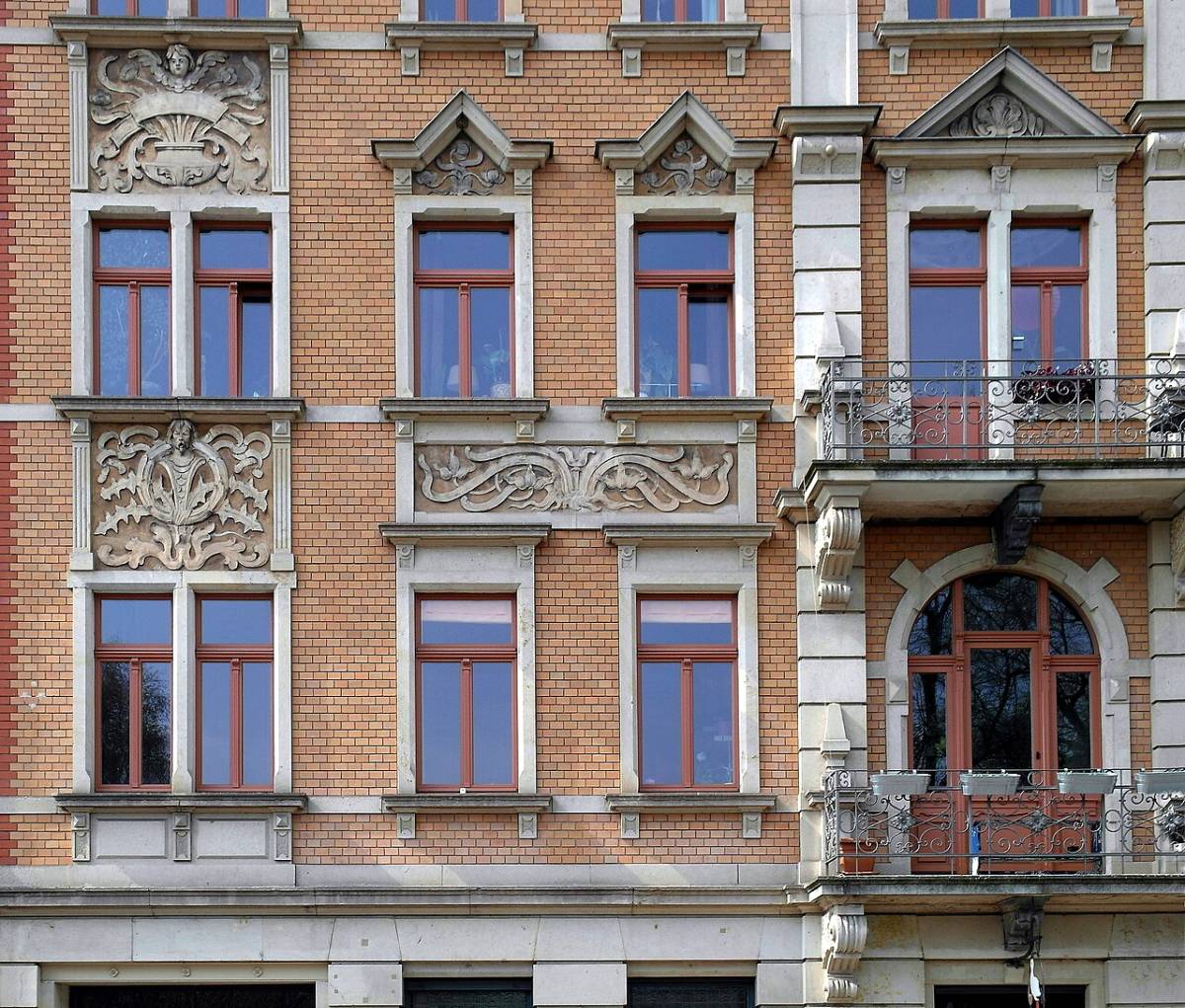 Verzierte Fassade eines Gründerzeit-Mietshauses in Pieschen