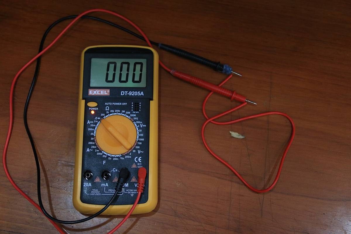 Multimeter mit Prüfleitungen für die Elektroprüfung