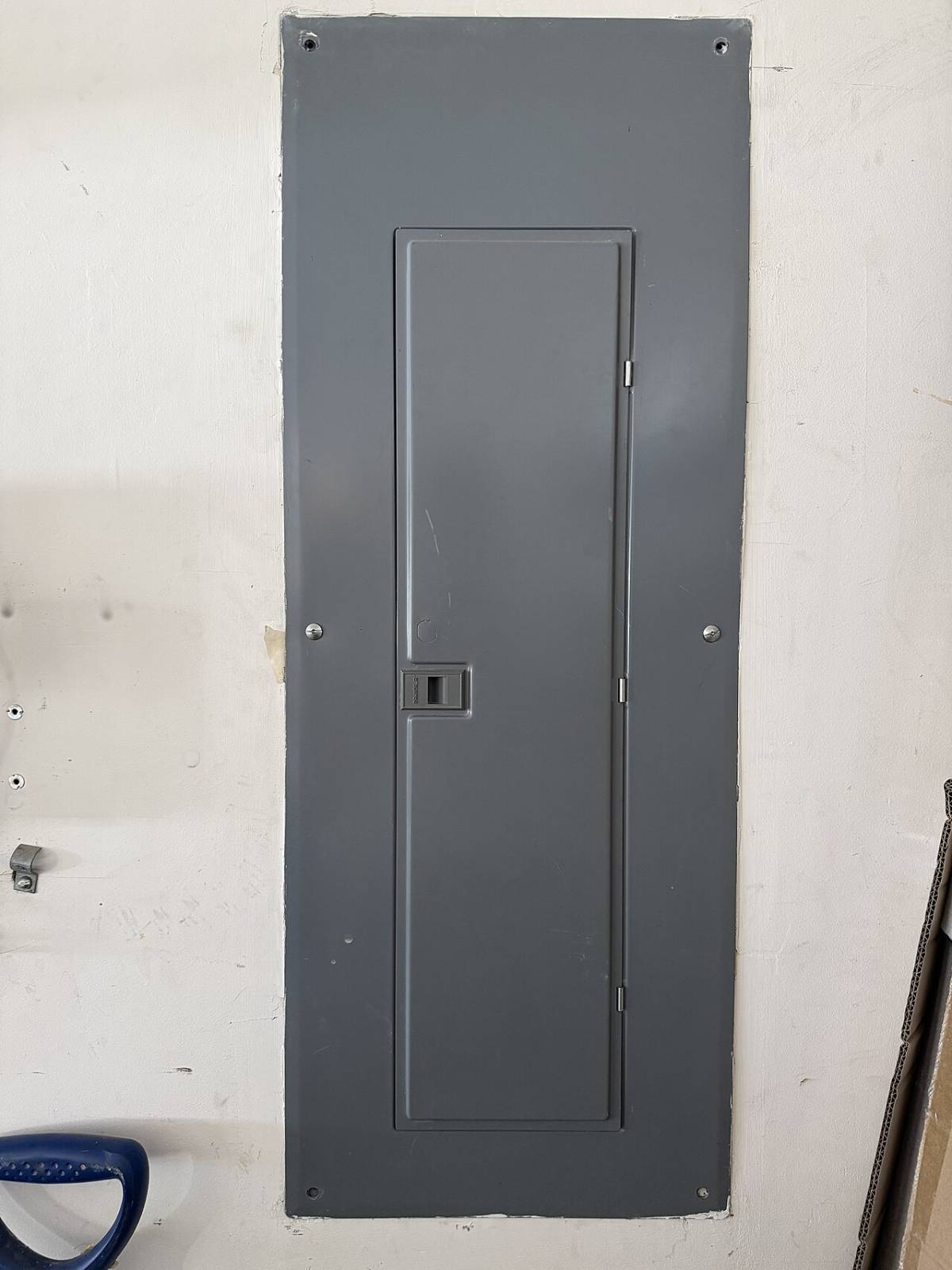 Geschlossener Sicherungskasten an einer Wand
