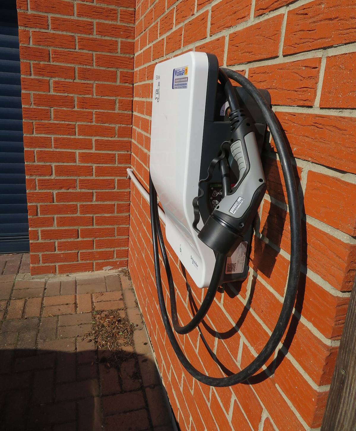 Wallbox zum Laden eines Elektroautos, an einer Hauswand montiert